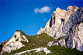 Parco Naturale Fanes-Senes-Braies. Escursione al Rifugio Fanes. Dalla Capanna Alpina ai piedi delle strapiombanti pareti che ricadono dal Piz dles Conturines.